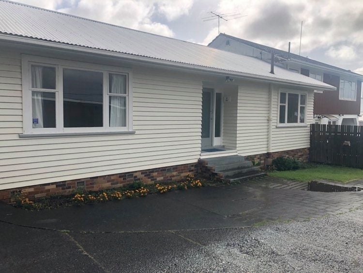 2/8 Coronation Road, Glenfield, Auckland - Carousel 1