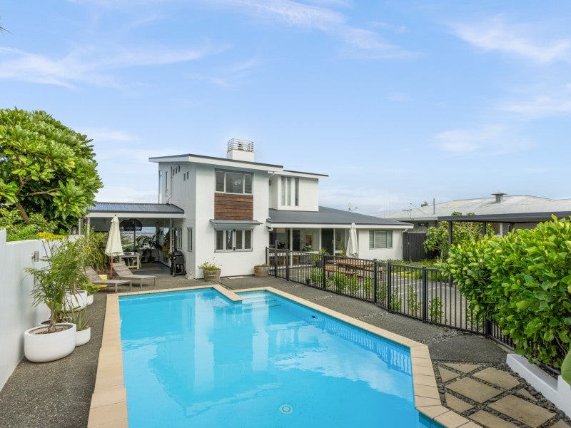 2 Cobden Road, Bluff Hill, Napier - Carousel 1