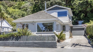 318 Queens Drive, Lyall Bay, Wellington - Carousel 1