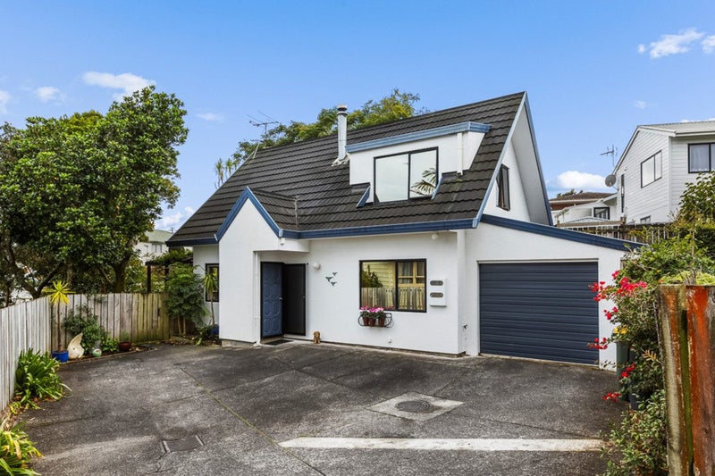 2/3 Lantana Road, Green Bay, Auckland - Carousel 1
