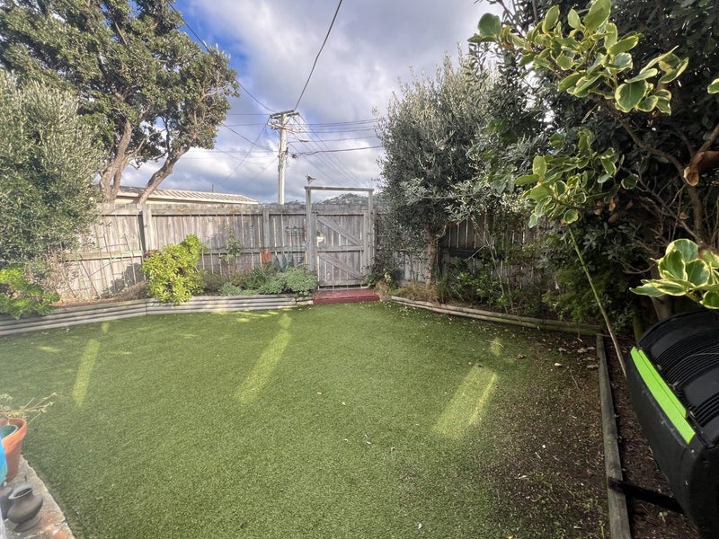 83 Apu Crescent, Lyall Bay, Wellington - Carousel 23