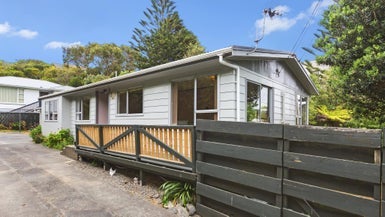 13A Mahoe Street, Tawa, Wellington - Carousel 1