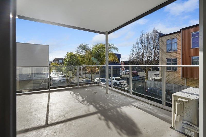 2/9 Vialou Street, Hamilton Central, Hamilton - Carousel 1