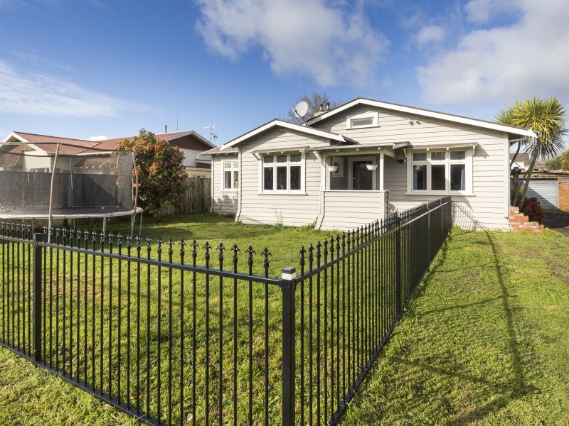 32 Knowles Street, Terrace End, Palmerston North - Carousel 1