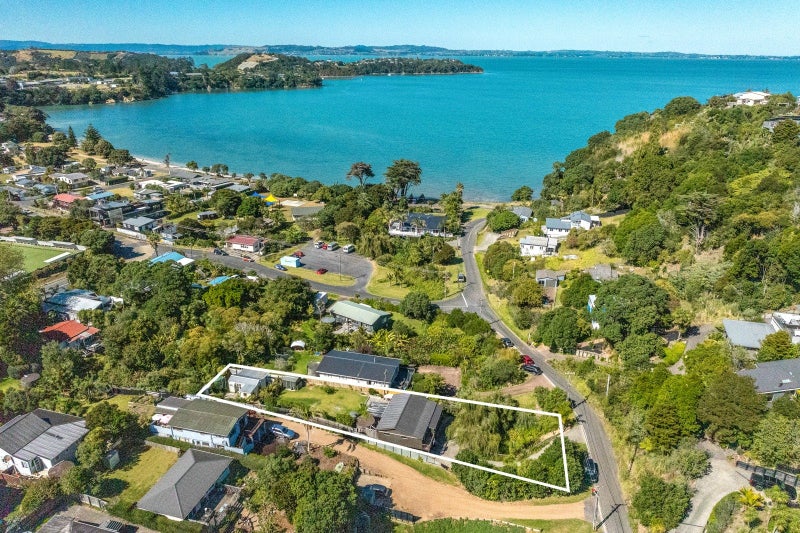 35 Lannan Road, Surfdale, Waiheke Island - Carousel 2