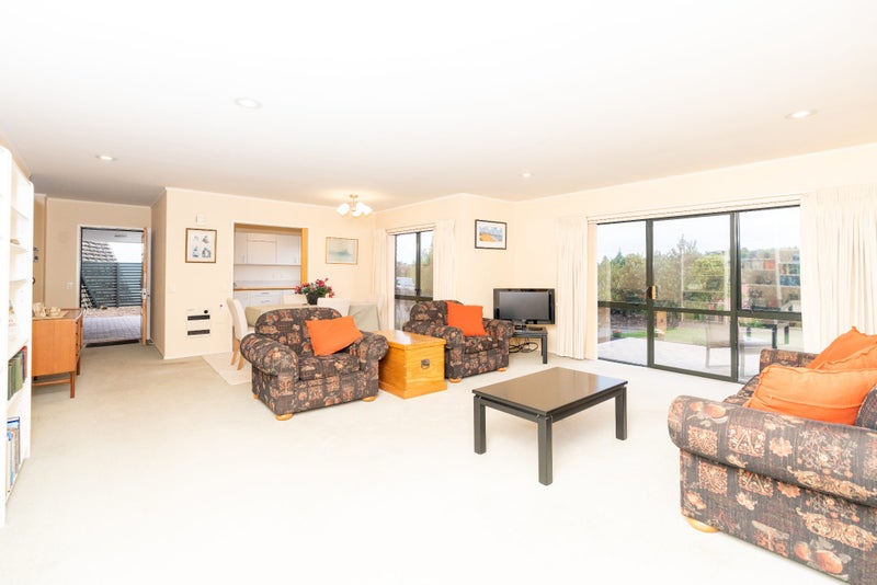 61 Grosvenor Gardens, Flagstaff, Hamilton - Carousel 2