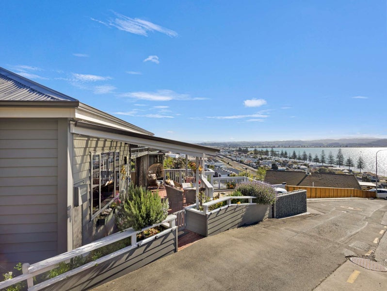 9 Kowhai Road, Bluff Hill, Napier - Carousel 1