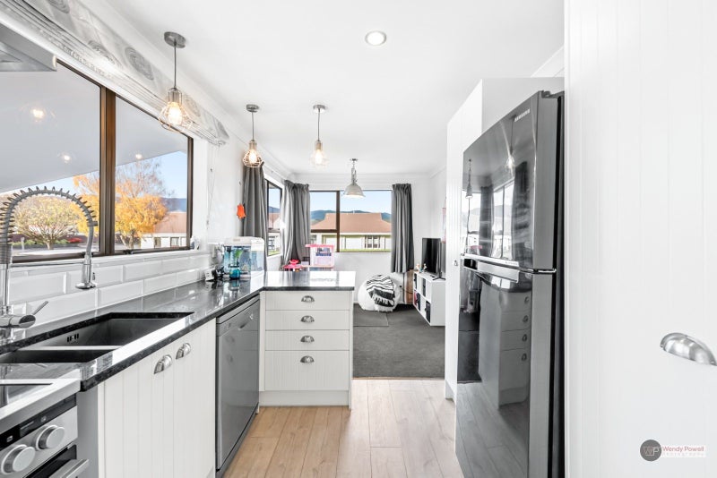 208A CALIFORNIA DRIVE, TOTARA PARK, UPPER HUTT - Carousel 2