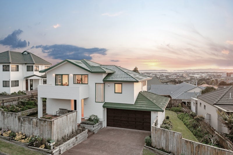 1A Lobelia Rise, Goodwood Heights, Auckland - Carousel 1