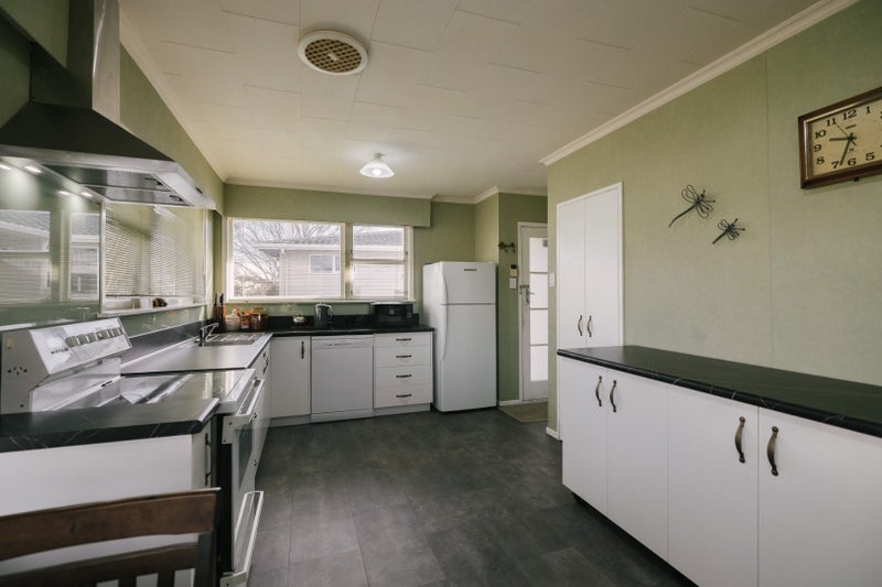 69 Wikiriwhi Crescent, Awapuni, Palmerston North - Carousel 2