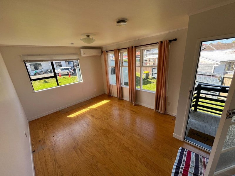 6 Firle Place, Green Bay, Auckland - Carousel 2