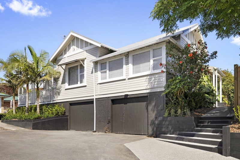 32 Waiwaka Terrace, Strandon, New Plymouth - Carousel 1