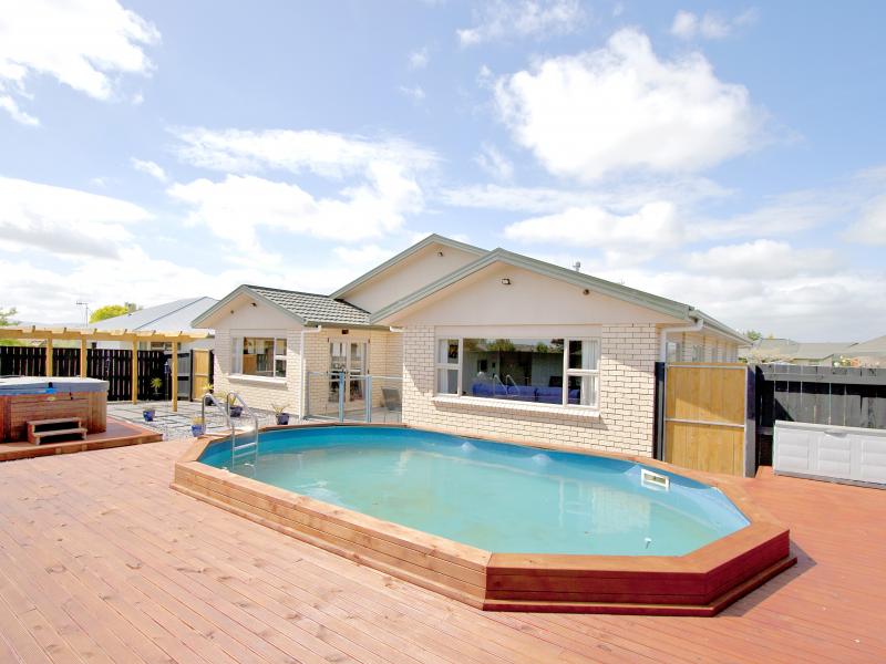 18 Brookside Close, Highbury, Palmerston North - Carousel 1