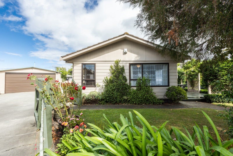 809 Collinge Road, Mayfair, Hastings - Carousel 1