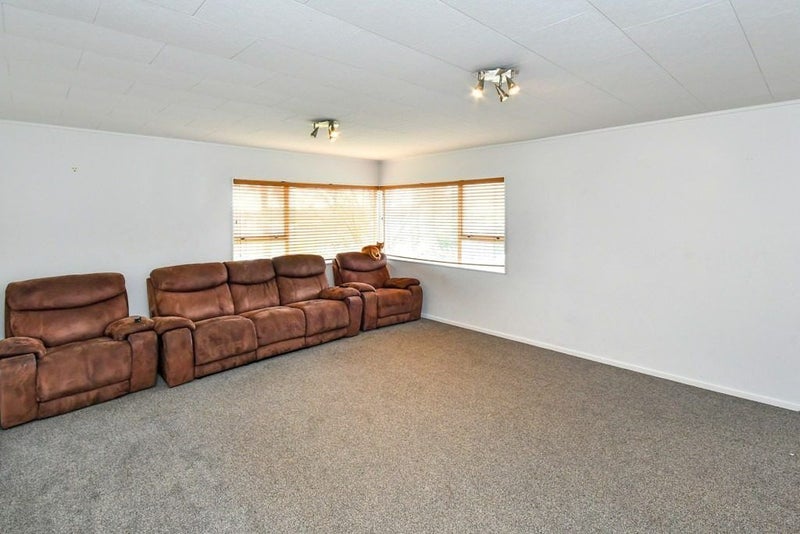 15 Lowburn Place, Clover Park, Auckland - Carousel 2