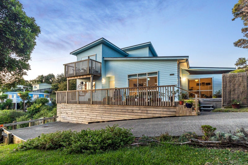 21 Moana Avenue, Surfdale, Waiheke Island - Carousel 1