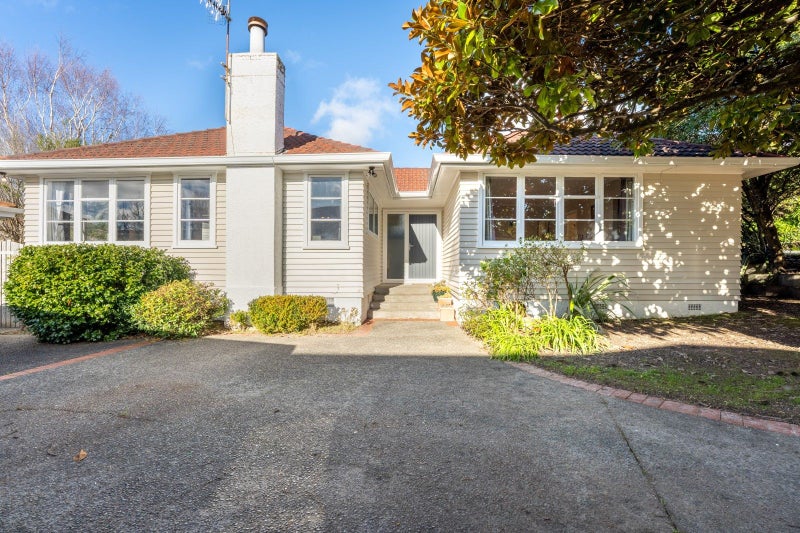 5 Prouse Grove, Silverstream, Upper Hutt - Carousel 1