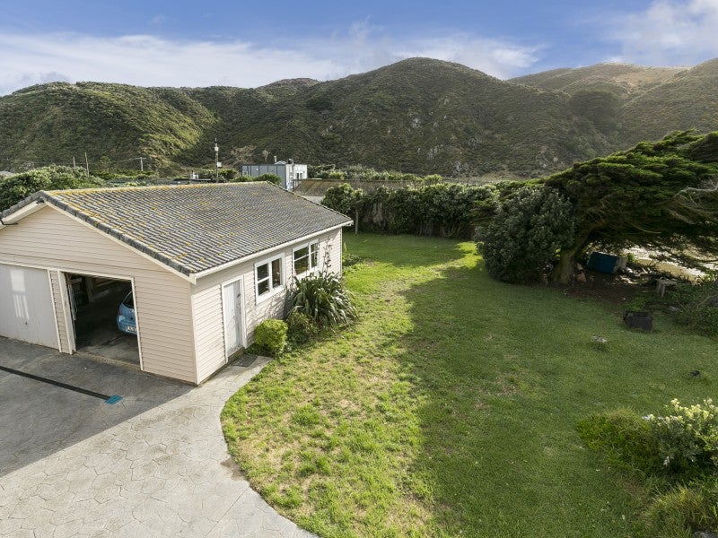 1072 Makara Road, Mākara Beach - Carousel 2