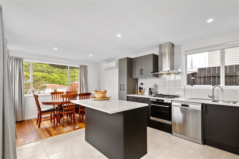 26 Raroa Terrace, Tawa, Wellington - Carousel 2