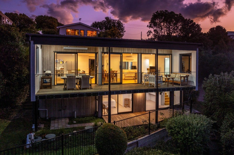 67 Queens Drive, Oneroa, Waiheke Island - Carousel 1