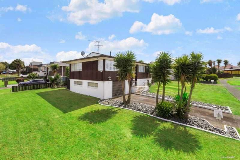 19 Balgowan Terrace, Conifer Grove, Takanini - Carousel 1