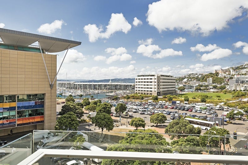 5B/82 Cable Street, Te Aro, Wellington - Carousel 2