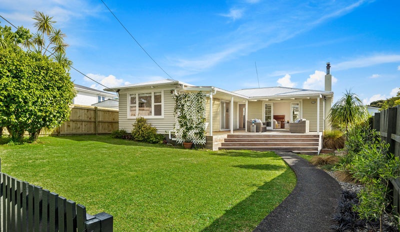 12 Renata Crescent, Te Atatu Peninsula, Auckland - Carousel 1