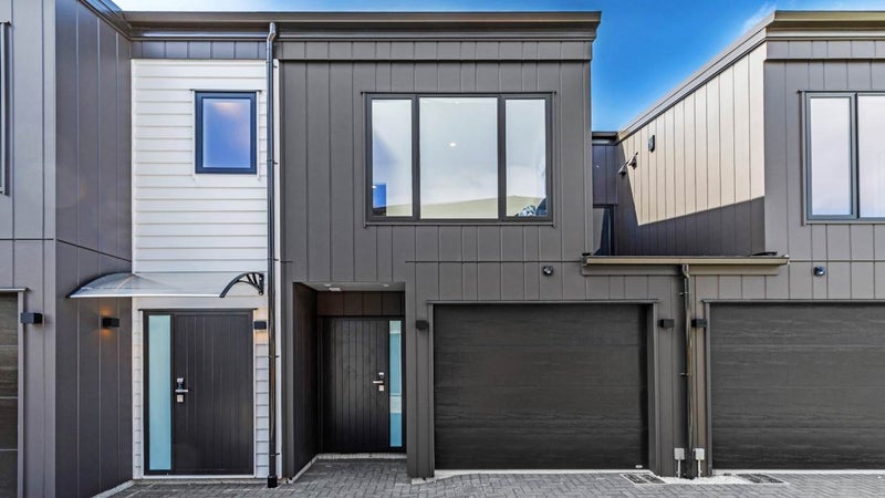 647D Te Atatu Road, Te Atatu Peninsula, Auckland - Carousel 1