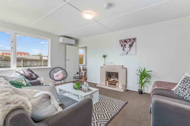 12 Main Road, TITAHI BAY, PORIRUA - Carousel 3