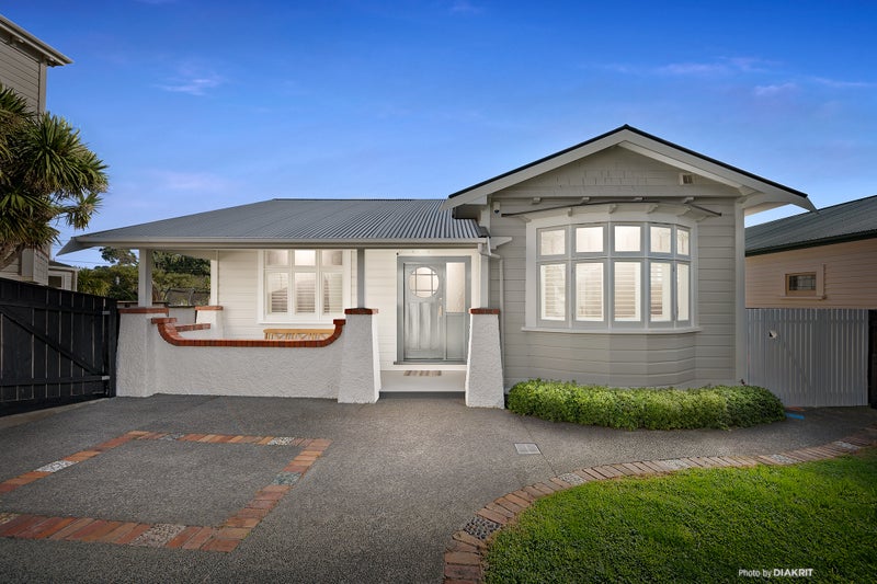 108 Clyde Street, Island Bay, Wellington - Carousel 1
