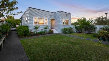 2/10 Coronation Street, Belmont, Auckland - Carousel 1