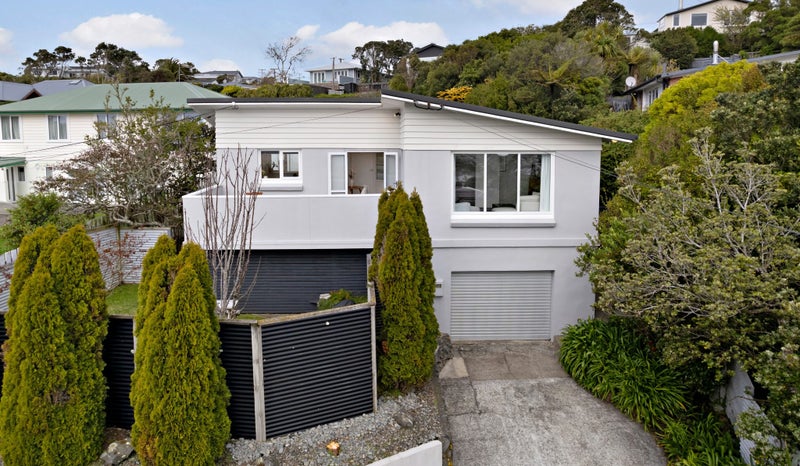 23 Kinapori Terrace, Newlands, Wellington - Carousel 1