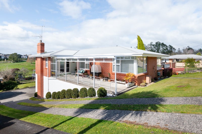 56 Acacia Crescent, Glenview, Hamilton - Carousel 1