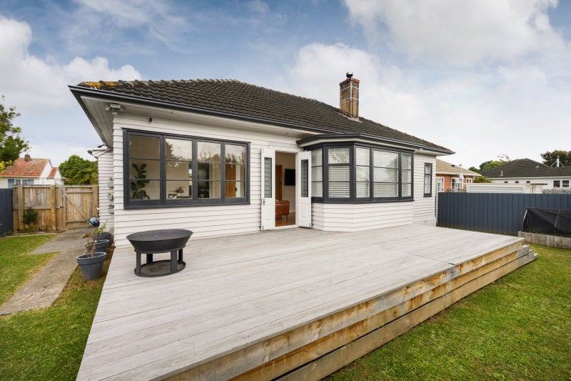 97 Savage Crescent, West End, Palmerston North - Carousel 1