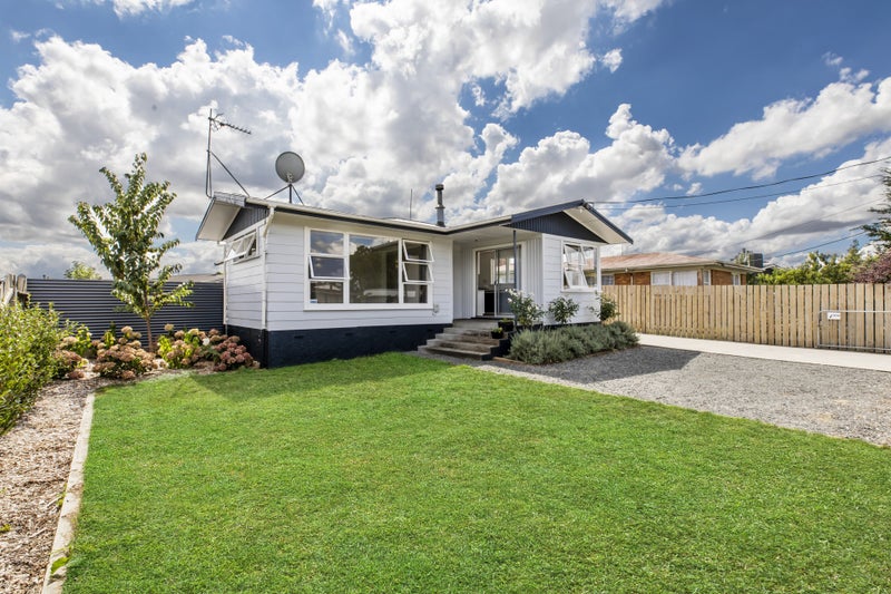 108 Collins Road, Melville, Hamilton - Carousel 1