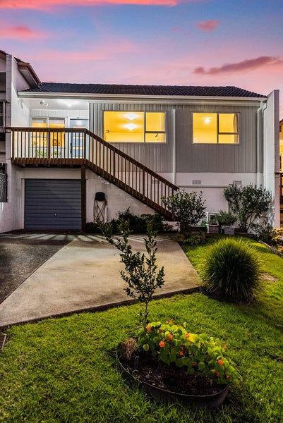 2/2 Flagstaff Place, Massey, Auckland - Carousel 31