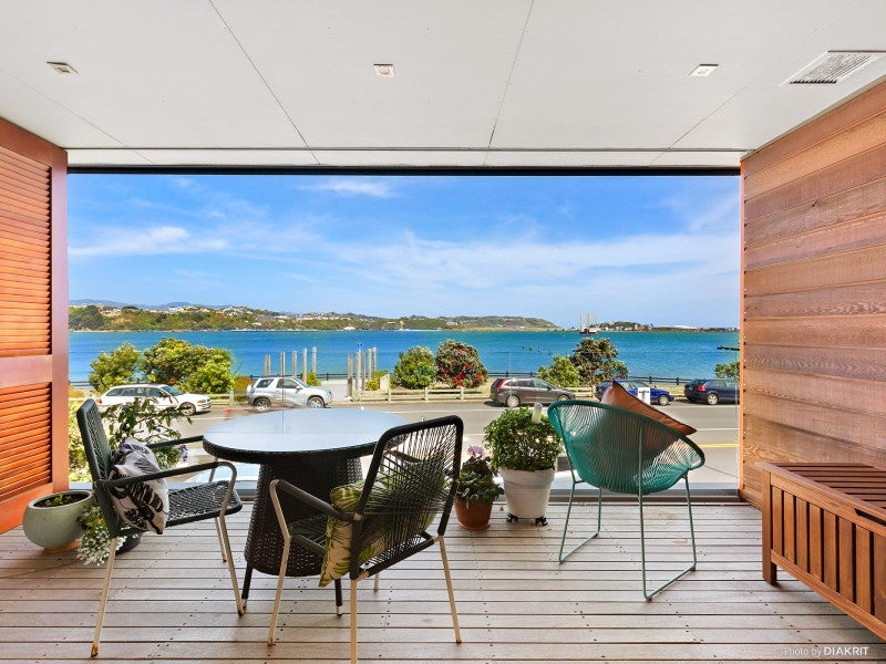 N104/326 Evans Bay Parade, Hataitai, Wellington - Carousel 1