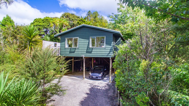 26 Raroa Terrace, Waiatarua, Auckland - Carousel 1