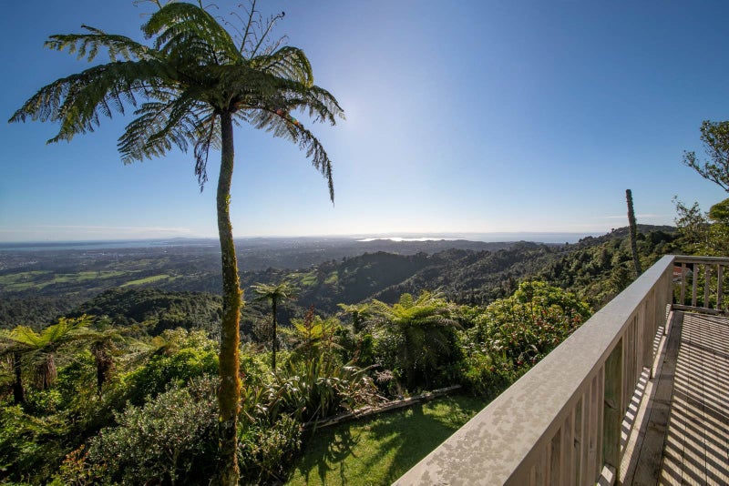 5 Brabant Road, Waiatarua, Auckland - Carousel 1