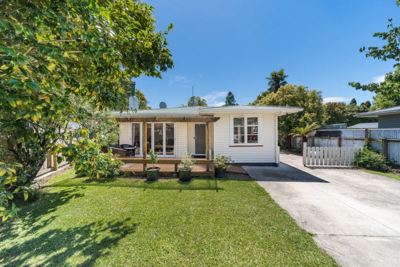 10 Denbigh Place, Awapuni, Palmerston North - Carousel 1