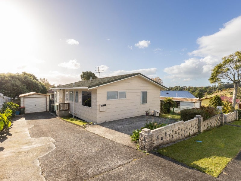 35 Riversdale Drive, Merrilands, New Plymouth - Carousel 1