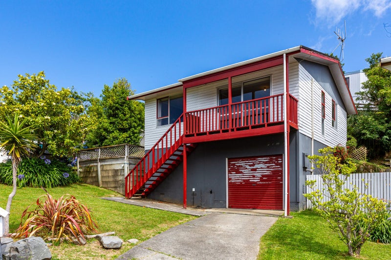 8 Halyard Place, Whitby, Porirua - Carousel 1