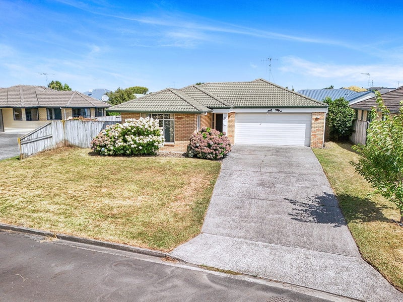 17 Farnham Close, Rototuna North, Hamilton - Carousel 1