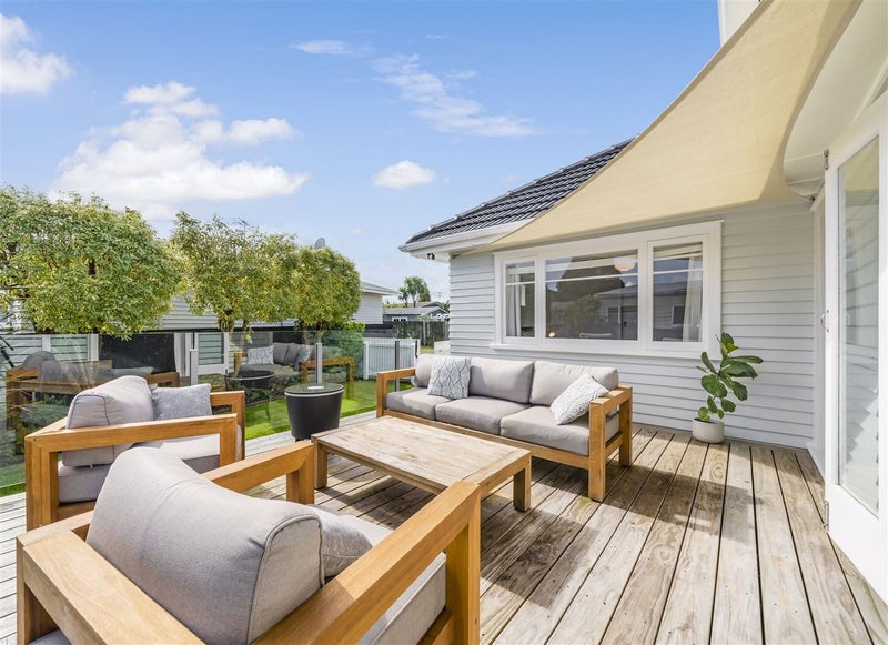 17A Clinton Avenue, Te Atatu Peninsula, Auckland - Carousel 1