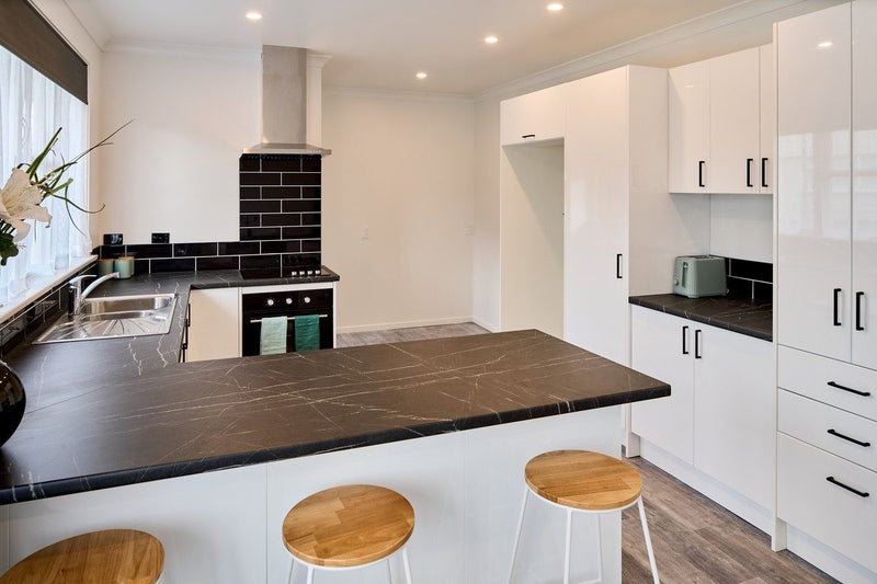 42 Coates Street, Tawa, Wellington - Carousel 2