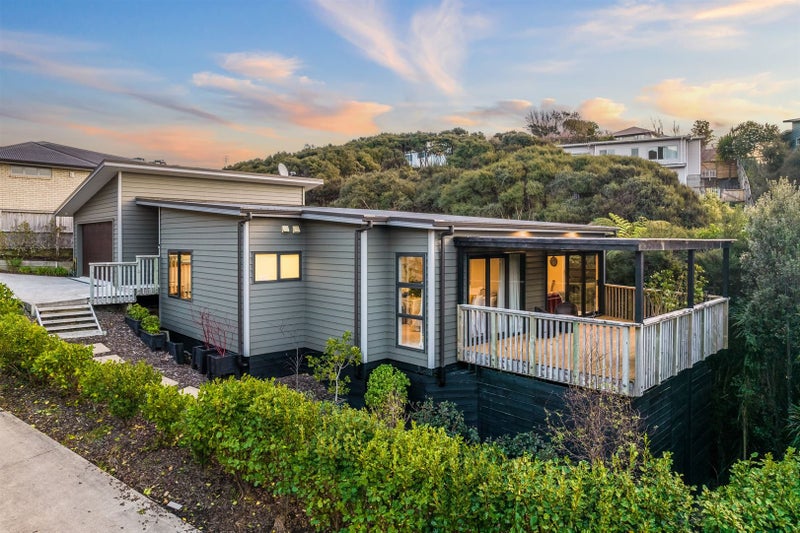 122 Navigation Drive, Whitby, Porirua - Carousel 1