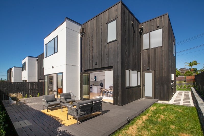 8A Tui Street, Point Chevalier, Auckland - Carousel 1