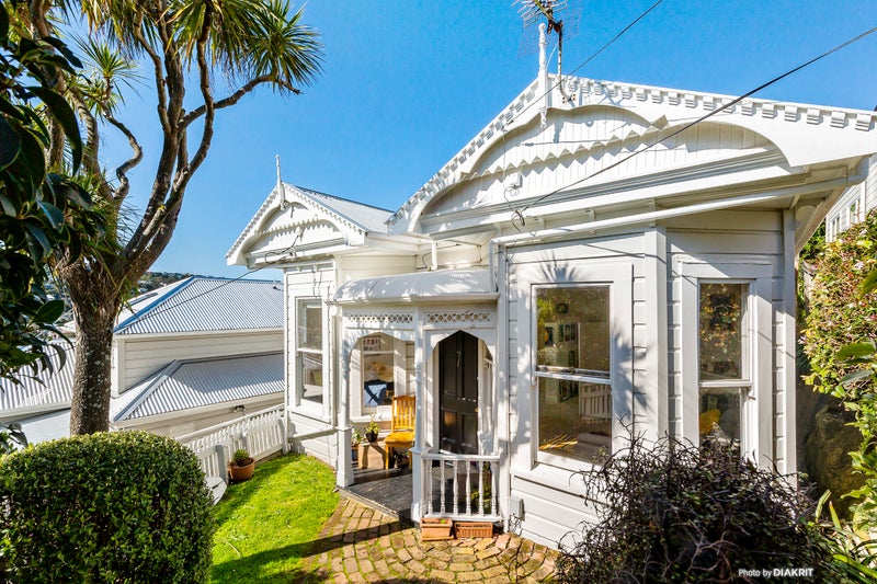 7 Cam Street, Island Bay, Wellington - Carousel 1
