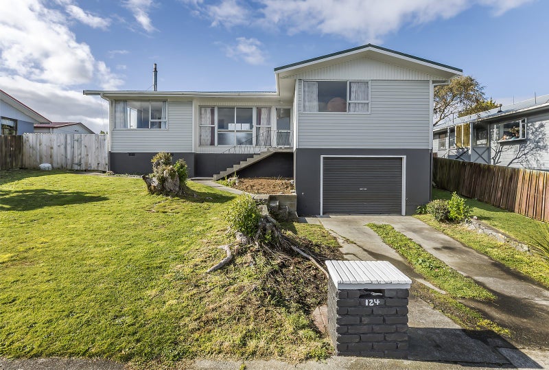 124 Gloaming Hill, Titahi Bay, Porirua - Carousel 2