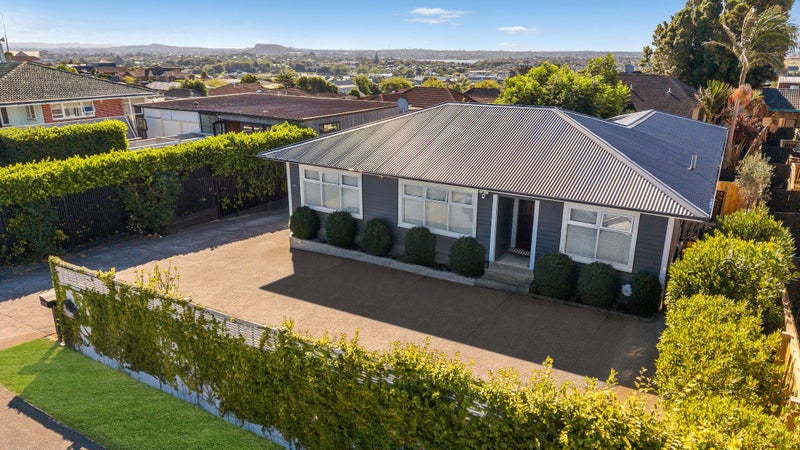 59A Bradbury Road, Botany Downs, Auckland - Carousel 1